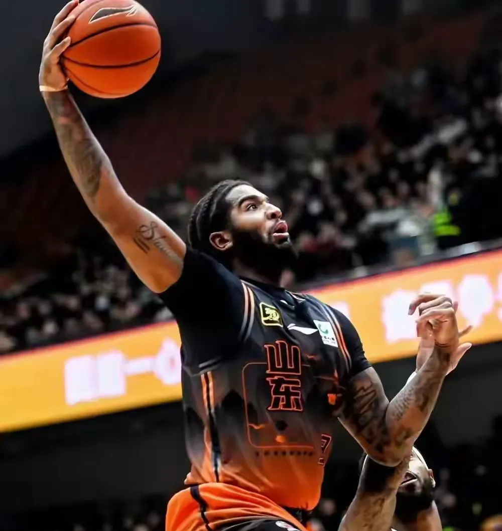 经典对决再度上演,球员斗智斗勇 经典对决再度上演,球员斗智斗勇