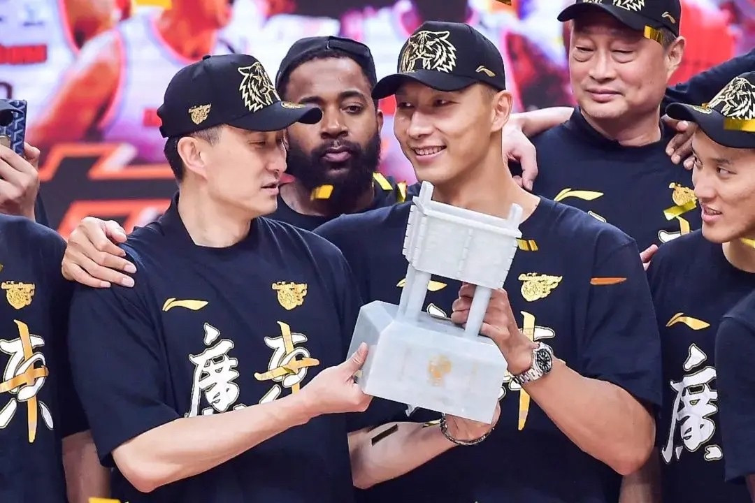 浙江队碾压湖人，易建联扛起全队